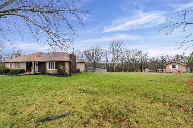 17139 SE State Route Y Highway, Dearborn, MO 64439