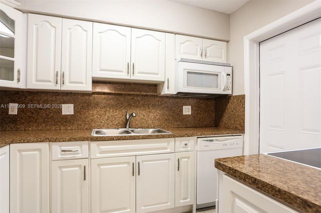 1078 NE 157th St, North Miami Beach, FL 33162