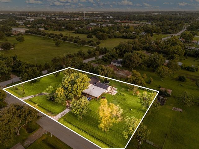805 Redberry Hill Road, Baytown, TX 77521