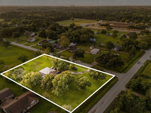 805 Redberry Hill Road, Baytown, TX 77521