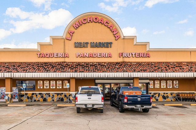 805 Redberry Hill Road, Baytown, TX 77521