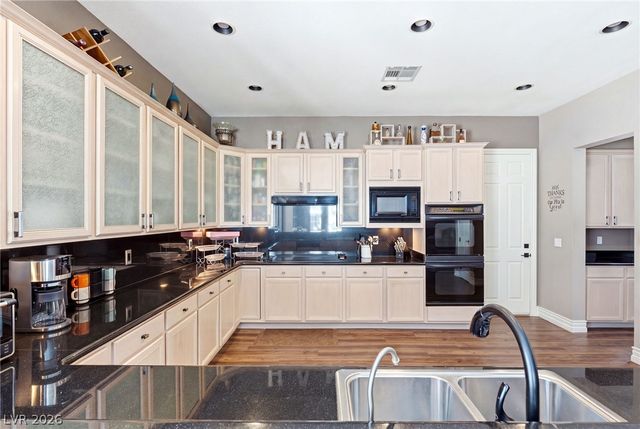 8052 Dark Hollow Place, Las Vegas, NV 89117