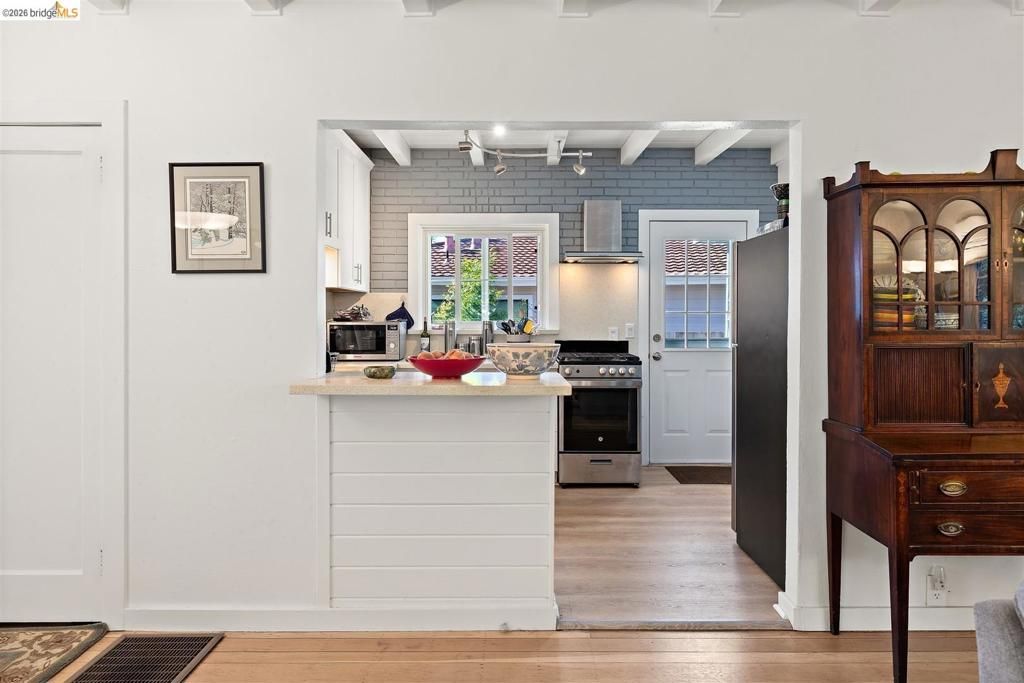 Image 8 of property listing at 319 N San Pedro RD, San Rafael, CA 94903