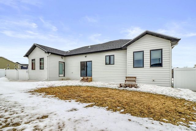 1153 45th Avenue S, Moorhead, MN 56560