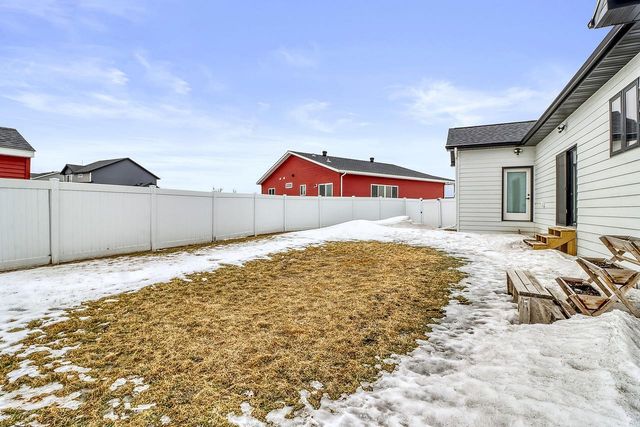 1153 45th Avenue S, Moorhead, MN 56560