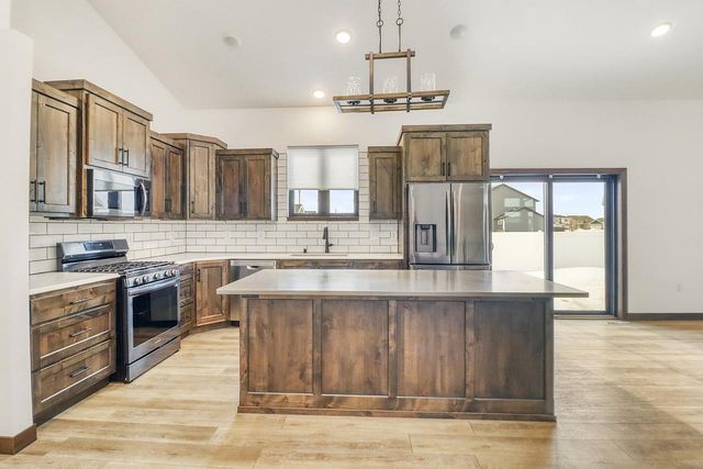 1153 45th Avenue S, Moorhead, MN 56560