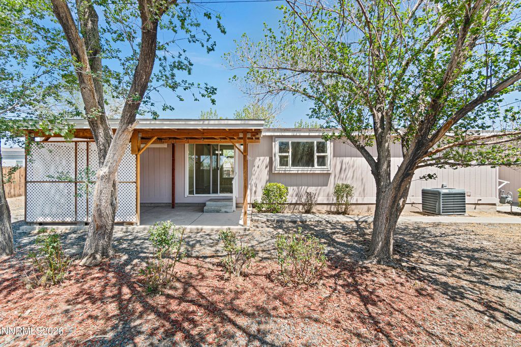Image 2 of property listing at 2825 Winnemucca Street, Silver Springs, NV 89429