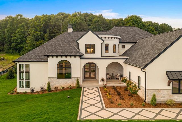 16820 W Autumn Trace COURT, New Berlin, WI 53151