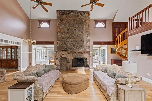 27 Old Upton Rd, Grafton, MA 01519