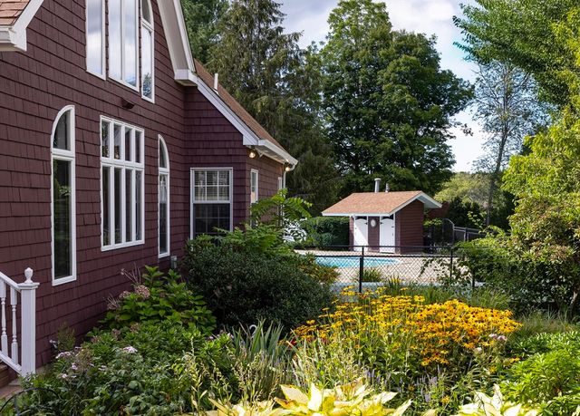 27 Old Upton Rd, Grafton, MA 01519