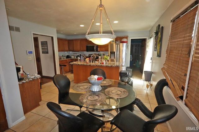 4566 Ivy Glenn Drive, Newburgh, IN 47630