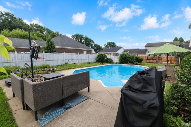 4566 Ivy Glenn Drive, Newburgh, IN 47630