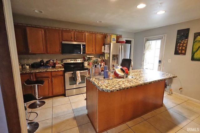 4566 Ivy Glenn Drive, Newburgh, IN 47630