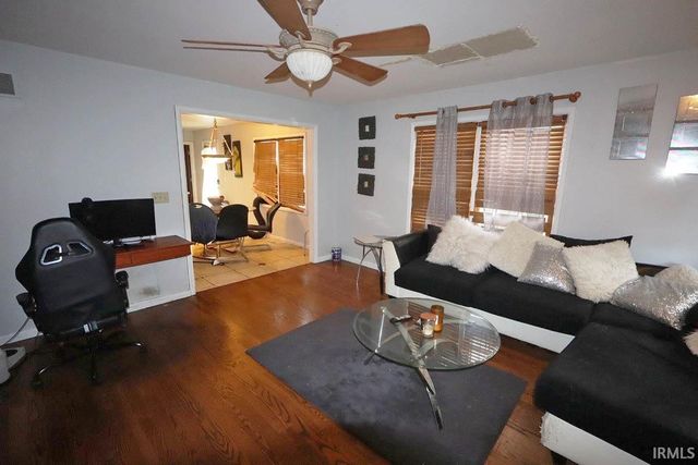 4566 Ivy Glenn Drive, Newburgh, IN 47630