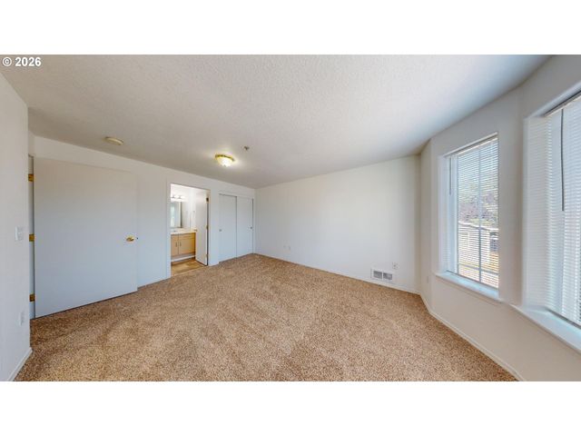 9615 Se CENTER Ct, Portland, OR 97266