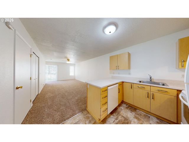 9615 Se CENTER Ct, Portland, OR 97266