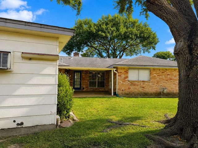 11427 Brook Meadows Lane, Meadows Place, TX 77477