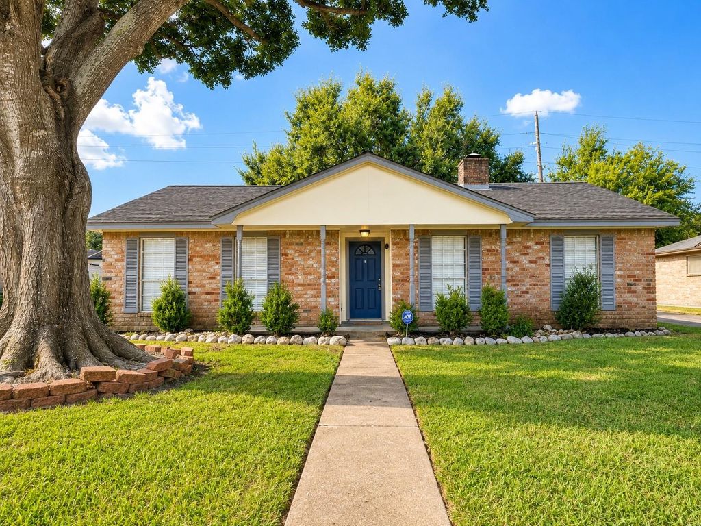 11427 Brook Meadows Lane, Meadows Place, TX 77477