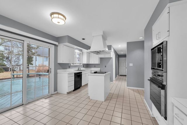 8 Heaton Court, Sugar Grove, IL 60554