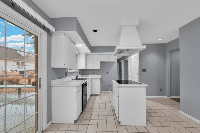 8 Heaton Court, Sugar Grove, IL 60554