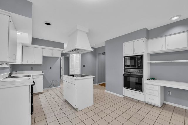 8 Heaton Court, Sugar Grove, IL 60554