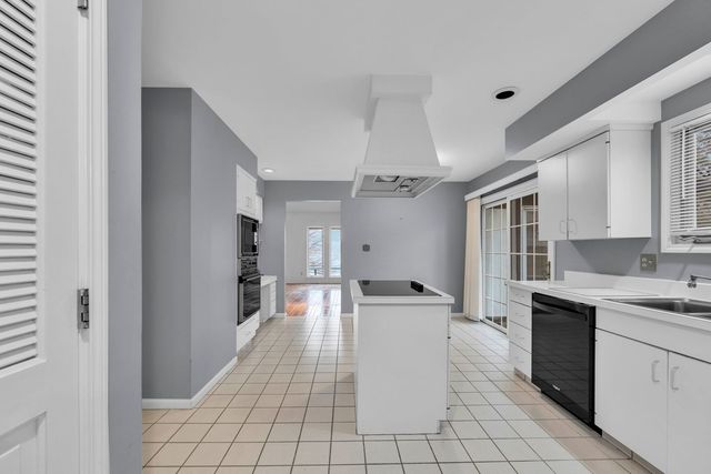 8 Heaton Court, Sugar Grove, IL 60554