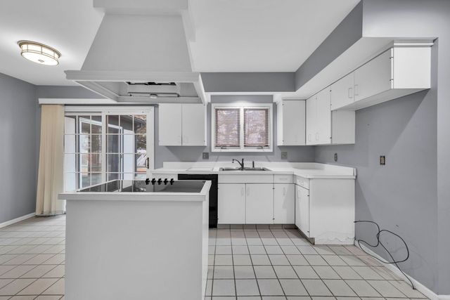 8 Heaton Court, Sugar Grove, IL 60554