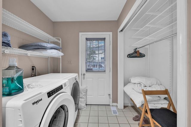 8 Heaton Court, Sugar Grove, IL 60554