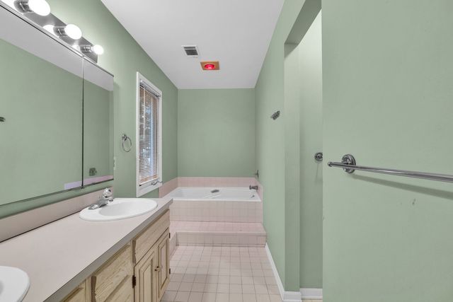 8 Heaton Court, Sugar Grove, IL 60554