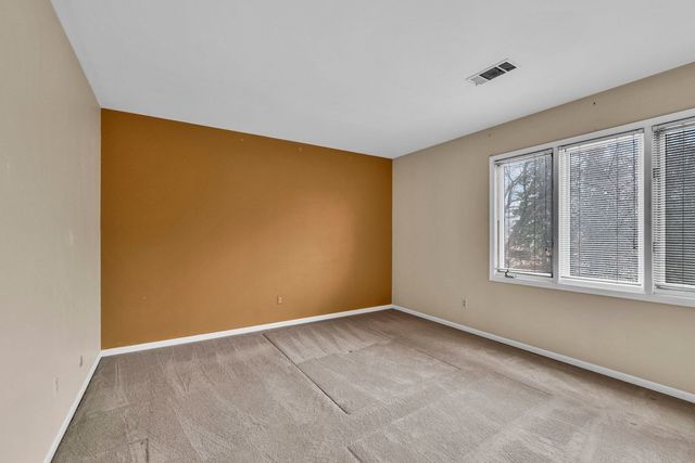 8 Heaton Court, Sugar Grove, IL 60554