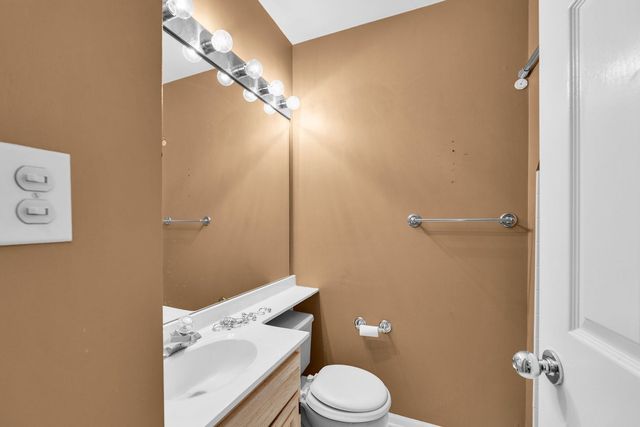 8 Heaton Court, Sugar Grove, IL 60554