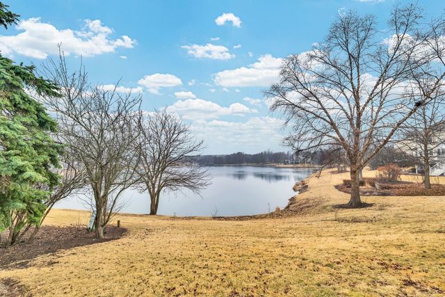 8 Heaton Court, Sugar Grove, IL 60554