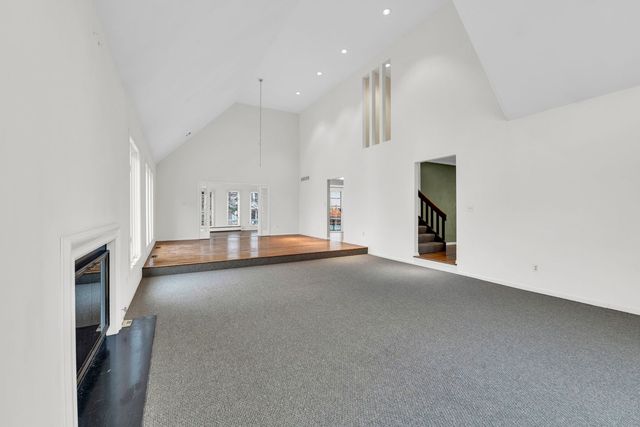 8 Heaton Court, Sugar Grove, IL 60554