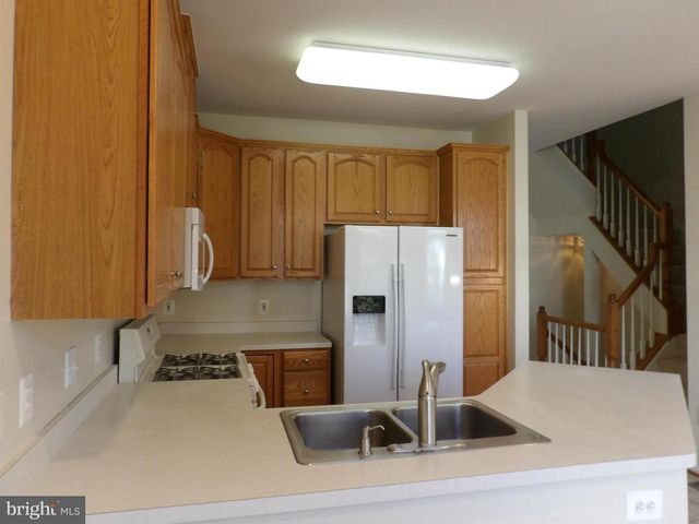 4142 FAIRFAX CENTER CREEK DR, Fairfax, VA 22030