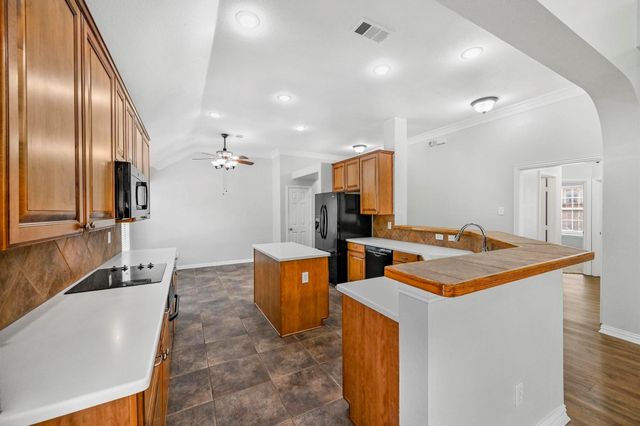 1181 Noble Avenue, Lantana, TX 76226