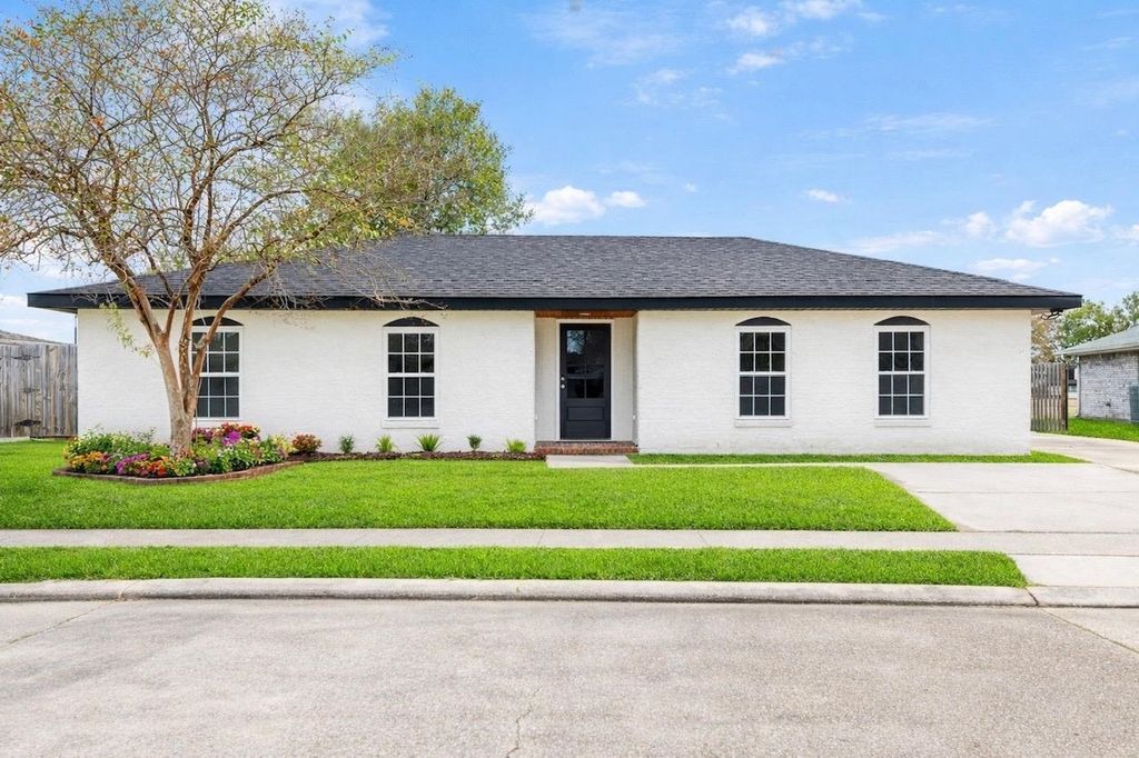 210 Lynnwood Dr, Houma, LA 70360