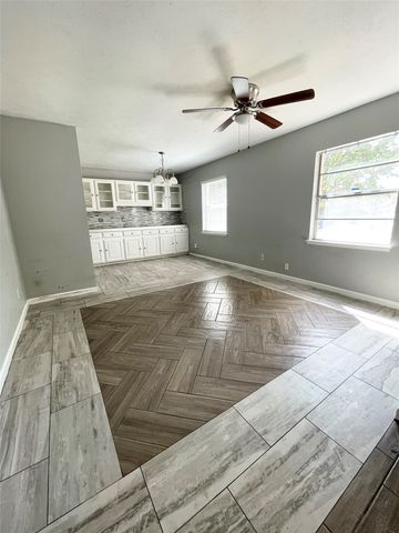 702 Pinehill Lane, Grand Prairie, TX 75052