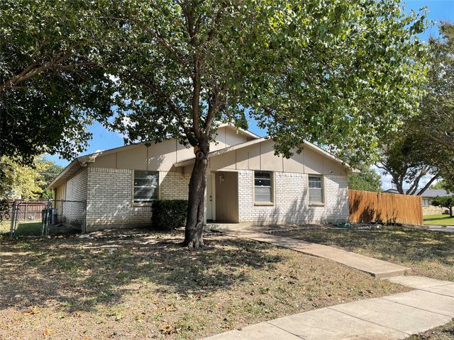 702 Pinehill Lane, Grand Prairie, TX 75052