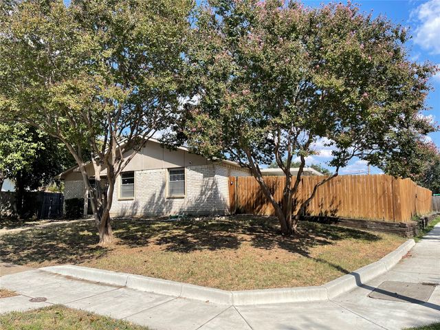 702 Pinehill Lane, Grand Prairie, TX 75052