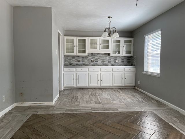 702 Pinehill Lane, Grand Prairie, TX 75052