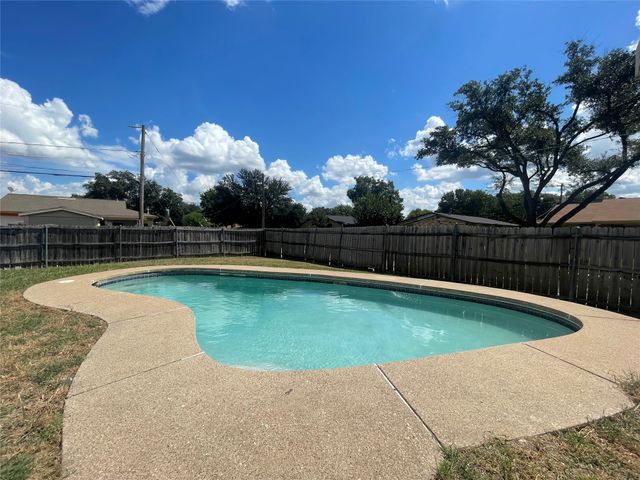 702 Pinehill Lane, Grand Prairie, TX 75052