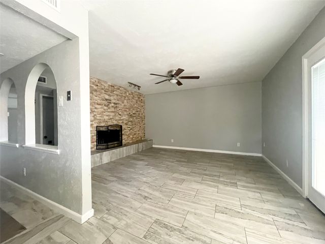 702 Pinehill Lane, Grand Prairie, TX 75052