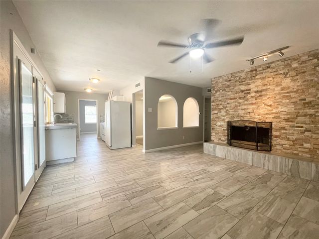 702 Pinehill Lane, Grand Prairie, TX 75052