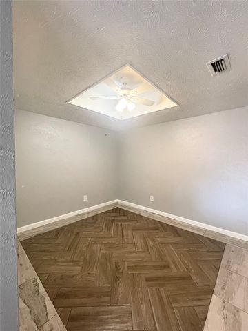 702 Pinehill Lane, Grand Prairie, TX 75052