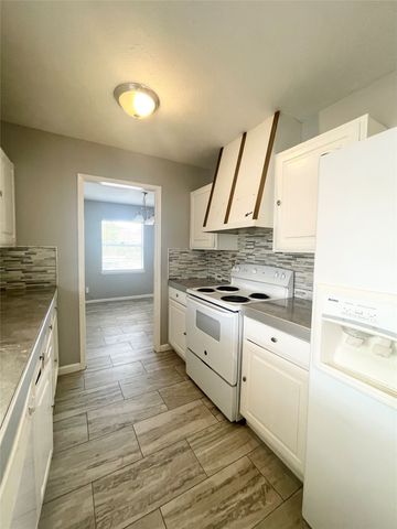 702 Pinehill Lane, Grand Prairie, TX 75052