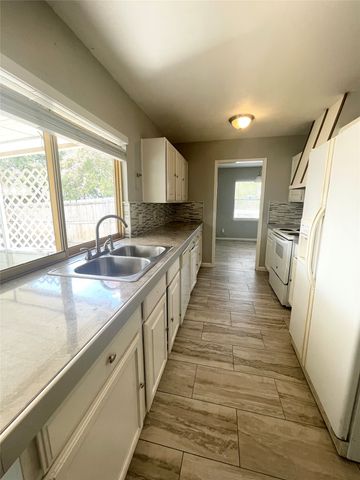 702 Pinehill Lane, Grand Prairie, TX 75052