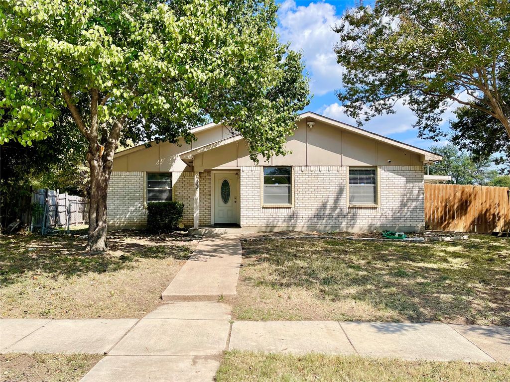 702 Pinehill Lane, Grand Prairie, TX 75052