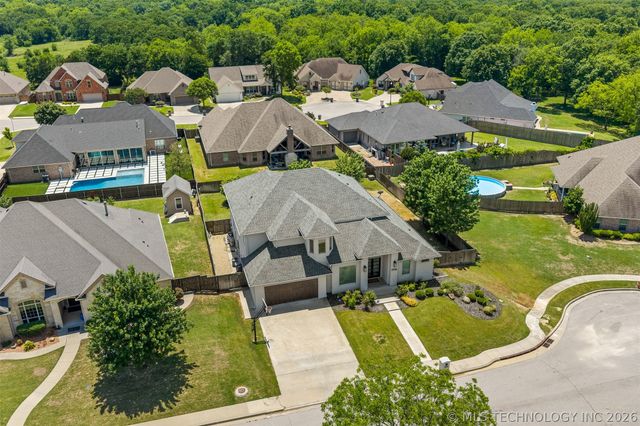 1706 Warwick Circle, Ardmore, OK 73401