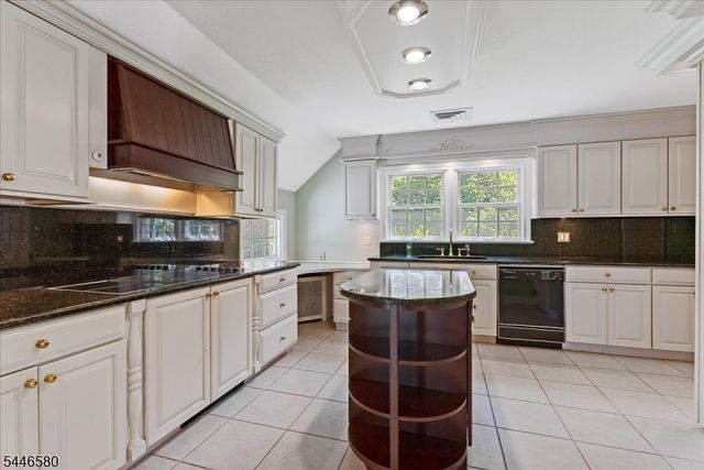 23 The Crossway, Kinnelon Boro, NJ 07405
