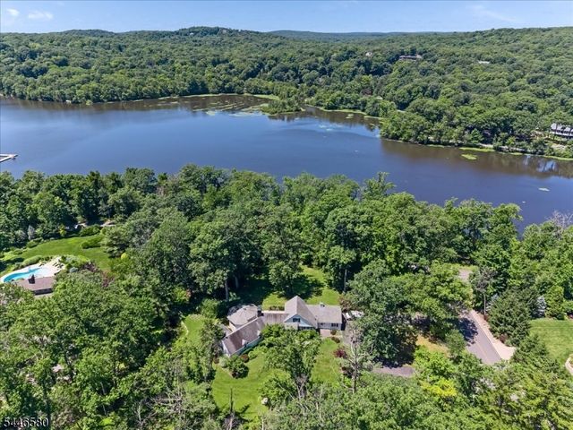 23 The Crossway, Kinnelon Boro, NJ 07405